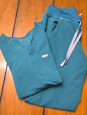 Figs Hunter Green Catarina Scrub Set with Zamora Drawstring Pants